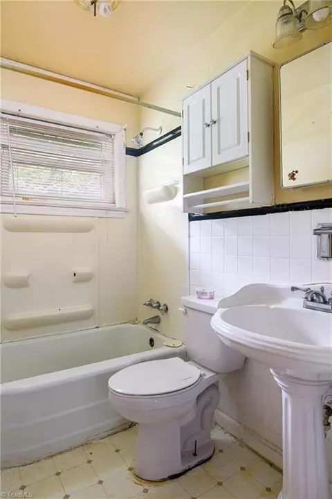 Bath - 712 Cliffside Ave, High Point, NC 27260 photo 1 of 1