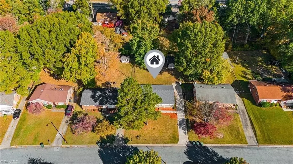 View/Area - 2108 Carpenter St, Greensboro, NC 27403 photo 4 of 13