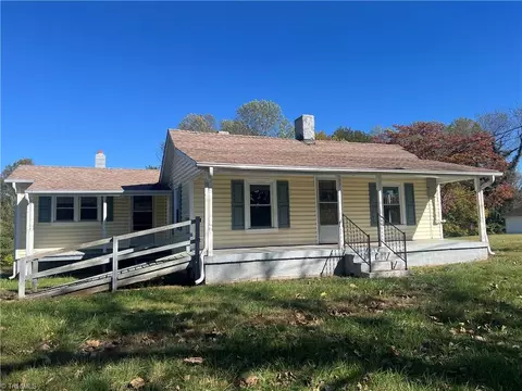 862 Franklin Rd N, Mount Airy, NC 27030