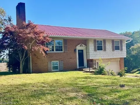 275 Meadowbrook Ln, Millers Creek, NC 28651