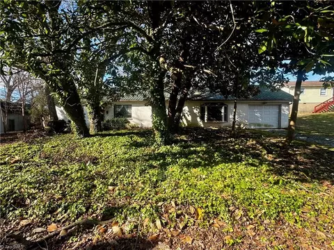 208 Wagstaff St, Thomasville, NC 27360