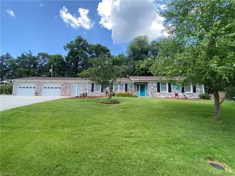 2413 Sandy Ct, Kernersville, NC 27284