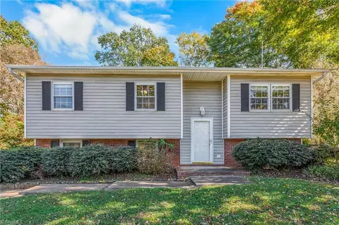 5302 Crown Point Dr, Tobaccoville, NC 27050