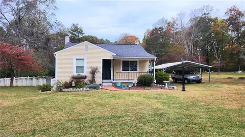 1890 Chickasha Dr, Pfafftown, NC 27040