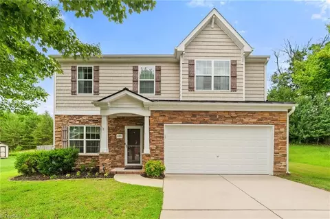 4221 Lochurst Dr, Pfafftown, NC 27040