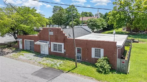 111 Starmount Ave W, Liberty, NC 27298