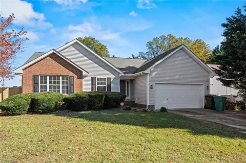 1025 Somerset Crossing Ln, Kernersville, NC 27284