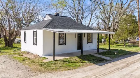 124 Rocky Ln, Mount Airy, NC 27030