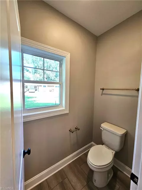 Bath - 109 Glen Brooke Ln, King, NC 27021 photo 4 of 6