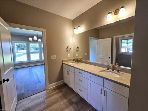 Bath - 109 Glen Brooke Ln, King, NC 27021 photo 5 of 6