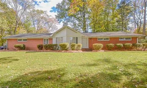 1808 Turfwood Dr, Pfafftown, NC 27040
