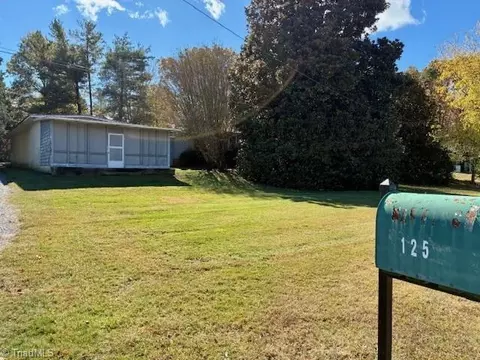 125 Forest Park Ln, Thomasville, NC 27360