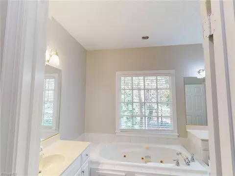 914 Flicker Ln, High Point, NC 27262 photo 17