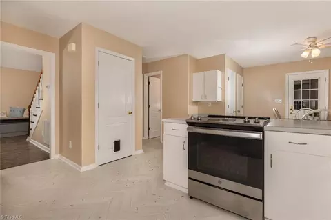 Entry Way - 201 Maplewood Ct, Trinity, NC 27370 photo 3 of 5