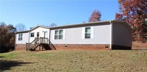 235 Hunter Ridge Ln, Ararat, NC 27007