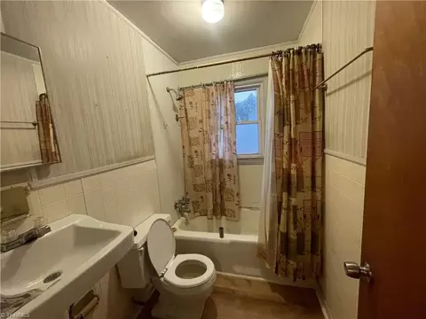 Bath - 910 Arch St, High Point, NC 27260 photo 1 of 1