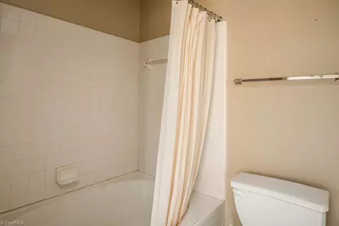Bath - 2630 Ingleside Dr #2D, High Point, NC 27265 photo 1 of 3
