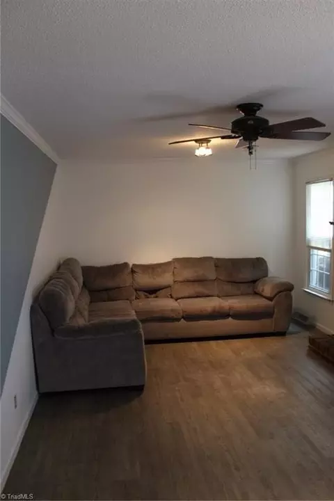 905 Park Place Dr, Kernersville, NC 27284