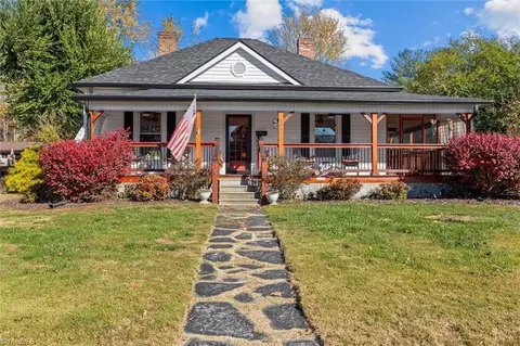 200 Oakdale St W, Mount Airy, NC 27030