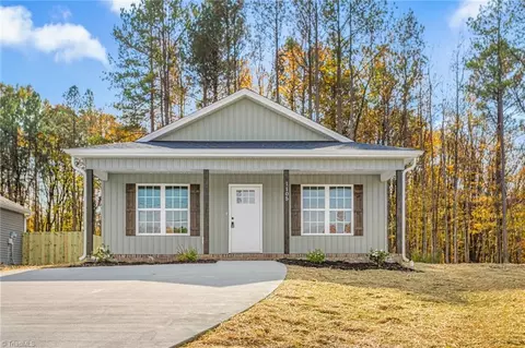 1105 Sunset Dr, Thomasville, NC 27360