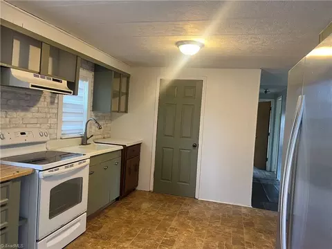 184 Benjamin St, Mount Airy, NC 27030 photo 3