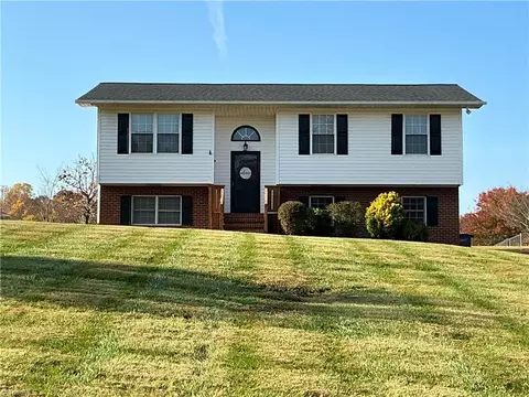 1129 Kentland Dr, King, NC 27021