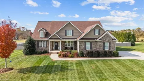 127 Wellington Ct, Advance, NC 27006