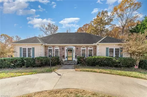 4476 Lochurst Dr, Pfafftown, NC 27040