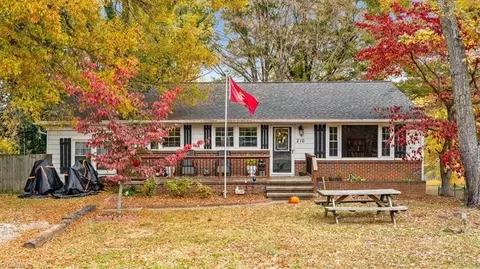 210 King St W, King, NC 27021