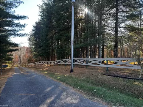 1089 Annie Sophia Ln, Roaring River, NC 28669