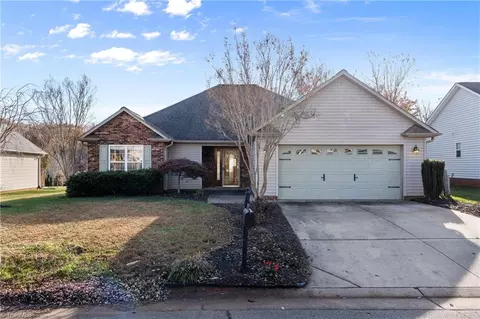 1534 Finwick Dr, Pfafftown, NC 27040