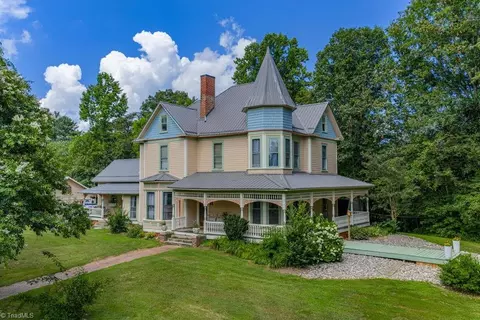 206 Brook St N, Wilkesboro, NC 28697