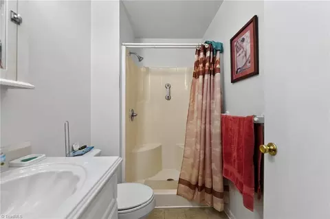 Bath - 122 Boles St, Mayodan, NC 27027 photo 2 of 3