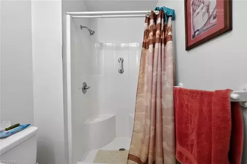 Bath - 122 Boles St, Mayodan, NC 27027 photo 3 of 3