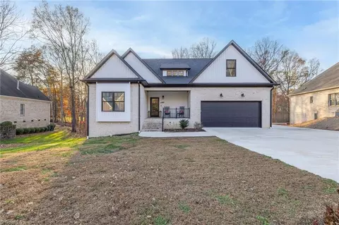 3827 Edgewater St, High Point, NC 27265