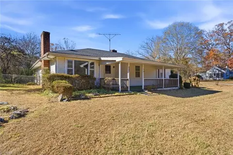 6101 Phelps Cir, Winston Salem, NC 27105