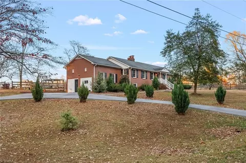 5811 Meadow Ln, Pfafftown, NC 27040