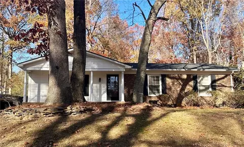 2708 Regents Park Ln, Greensboro, NC 27455