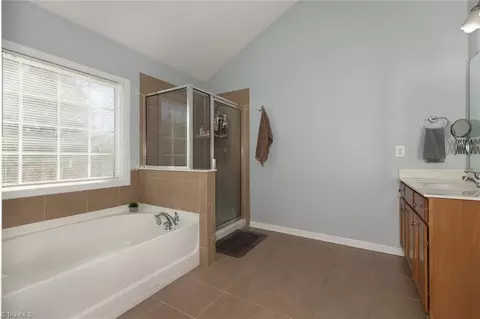 Bath - 2316 Mill Ln, High Point, NC 27265 photo 3 of 5