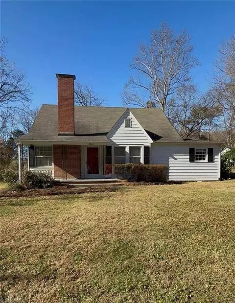 5620 Main St, Pfafftown, NC 27040