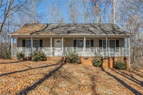 830 Country Place Rd, Asheboro, NC 27205