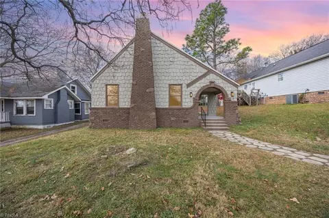 8 School St, Thomasville, NC 27360