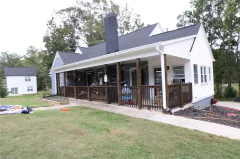 18 Pershing St, Thomasville, NC 27360