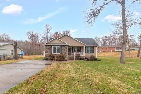 210 High Meadows Rd, Thomasville, NC 27360