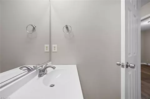 Bath - 1109 Terrell Dr, High Point, NC 27262 photo 4 of 4