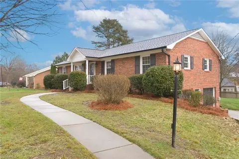 6736 Forest Oak Dr, Clemmons, NC 27012
