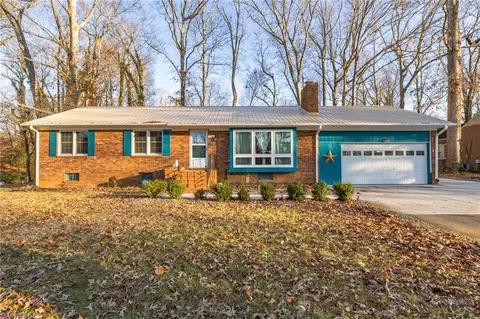 921 W Lake Dr, Thomasville, NC 27360