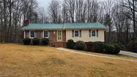 110 Hillside Ct, King, NC 27021 photo 1