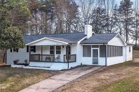 5038 Longbrook Cir, Winston Salem, NC 27105