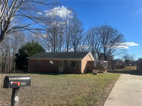 124 Kimberly St, Mount Airy, NC 27030